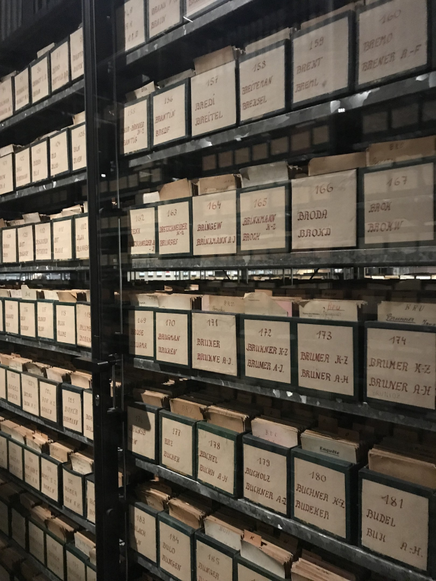 Großes Lager mit ordentlich gestapelten Kisten, die Text enthalten und gut organisiert sind.