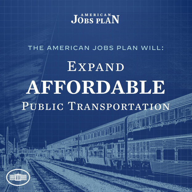 Plakat mit einem Zug auf Schienen mit mehreren Menschen in der Nähe, das den Text "The American Jobs Plan Will Expand Affordable Public Transportation" zeigt.