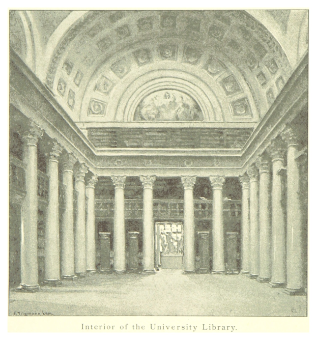 Innenansicht einer prächtigen Universitätsbibliothek mit hohen Säulen und kunstvollen Deckenentwürfen sowie dekorativem Text am Boden.