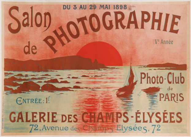 Plakat in Paris wirbt für einen Fotoclub mit einem Boot auf dem Wasser, umgeben von Hügeln und einer Sonne im Hintergrund, sowie Text zur Ankündigung des Events.