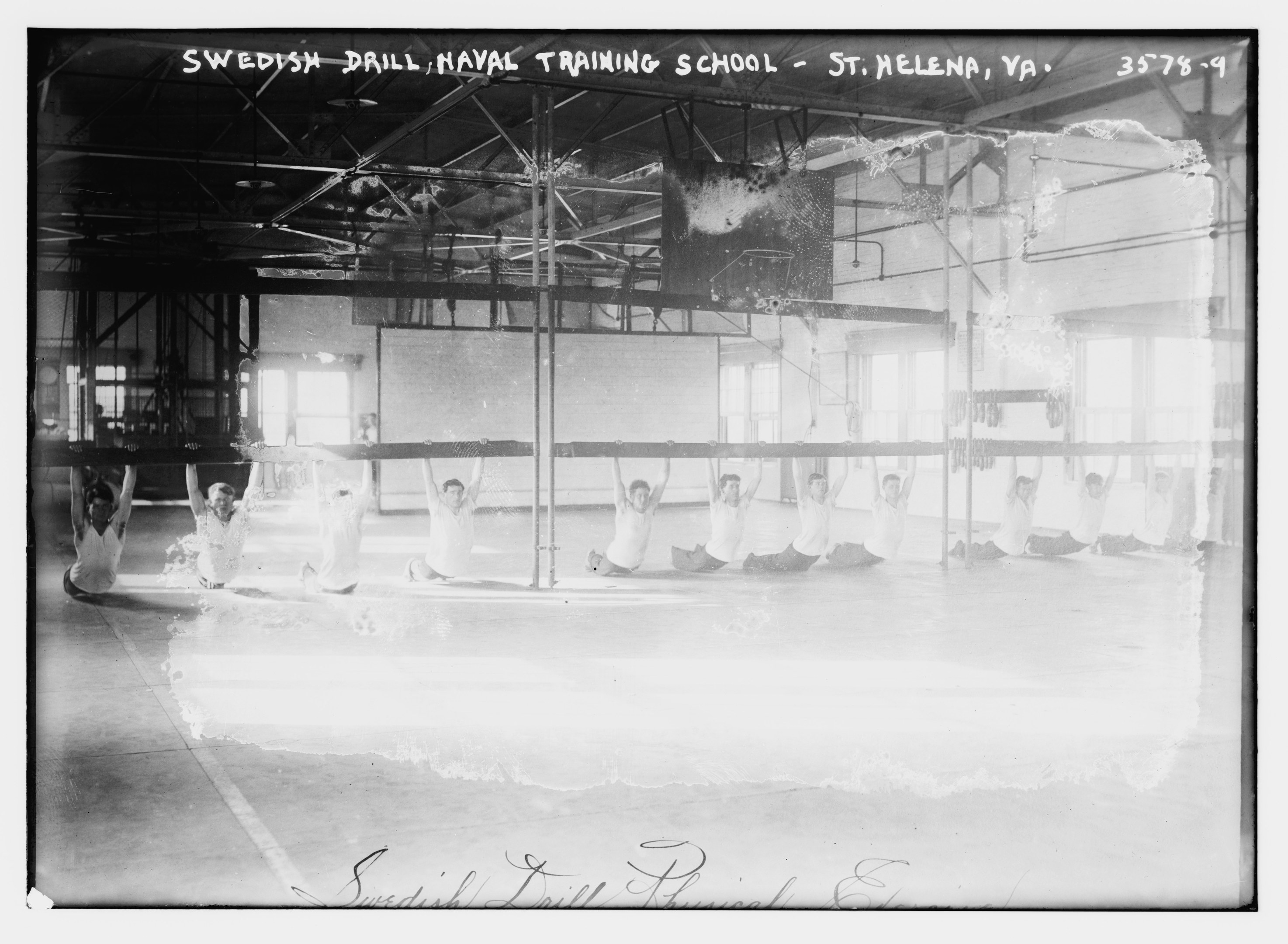 Schwarzes und weißes Foto von Menschen, die Gymnastik in einem Gym mit Stangen, Stäben, Fenstern und einer Wand im Hintergrund machen, mit Text oben und unten.