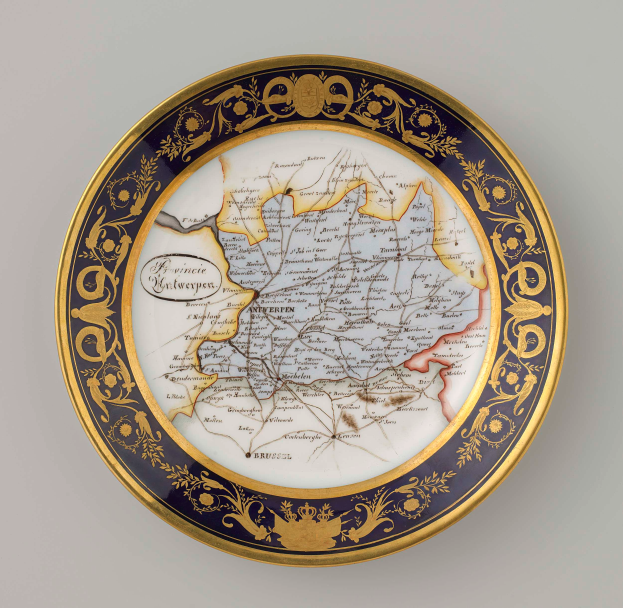 Ein weißes Kennzeichen mit einer detaillierten Deutschlandkarte, verziert mit aufwändigen Designs und Texten.