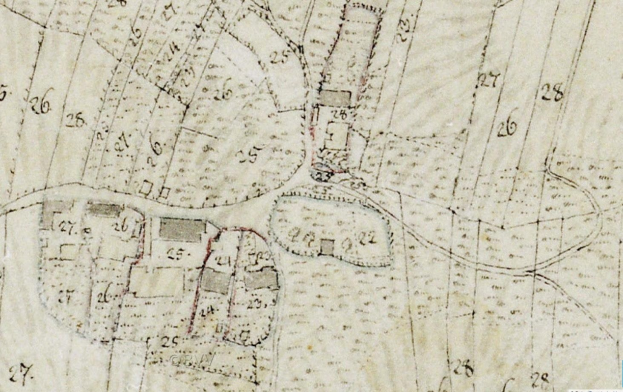 Detailiertes altes Stadtplanbild mit nummerierten Gebäuden, Straßen und Text, das eine geplante Entwicklungsstelle am unteren Rand anzeigt.