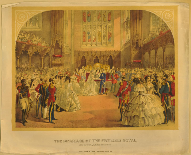 Eine Gruppe von Menschen, die vor einer Wand mit gerahmten Fotos stehen, mit Text unten, der 'Die Hochzeit der Princess Royal' liest.