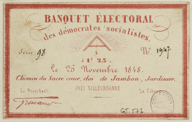Alter Umschlag mit rotem Rand, der einen Stempel und den Text 'Banquet Electoral des Democrats Socialists' trägt.