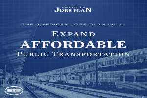 Plakat mit einem Zug auf den Eisenbahnschienen mit mehreren Menschen in der Nähe, das "The American Jobs Plan Will Expand Affordable Public Transportation" bewirbt.