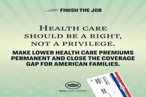 Ein Plakat mit der Aufschrift "Beenden Sie den Job: Gesundheit sollte ein Recht sein, nicht ein Privileg" und einer Karte mit den Worten "Machen Sie niedrigere Gesundheitskosten dauerhaft und schließen Sie die Lücke in der Gesundheitsversorgung für amerikanische Familien" darauf gedruckt.