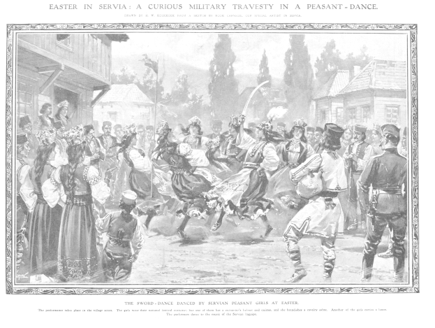 Schwarz-weißes Bild einer tanzenden Gruppe vor einem Publikum mit Häusern und Bäumen im Hintergrund und einem Text am unteren Rand, der 'Ostern in Servia: Eine kuriose militärische Travestie in einem Bauerntanz' lautet.
