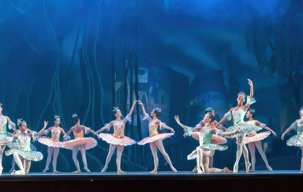 "Theater of Estrada Song" des Zentrums für Ästhetische Erziehung von Kindern der Nizhny-Novgorod-Region wird vor Beginn der "Nussknacker"-Vorstellung im Nizhny-Novgorod-TYUZ am 1. Juni auftreten