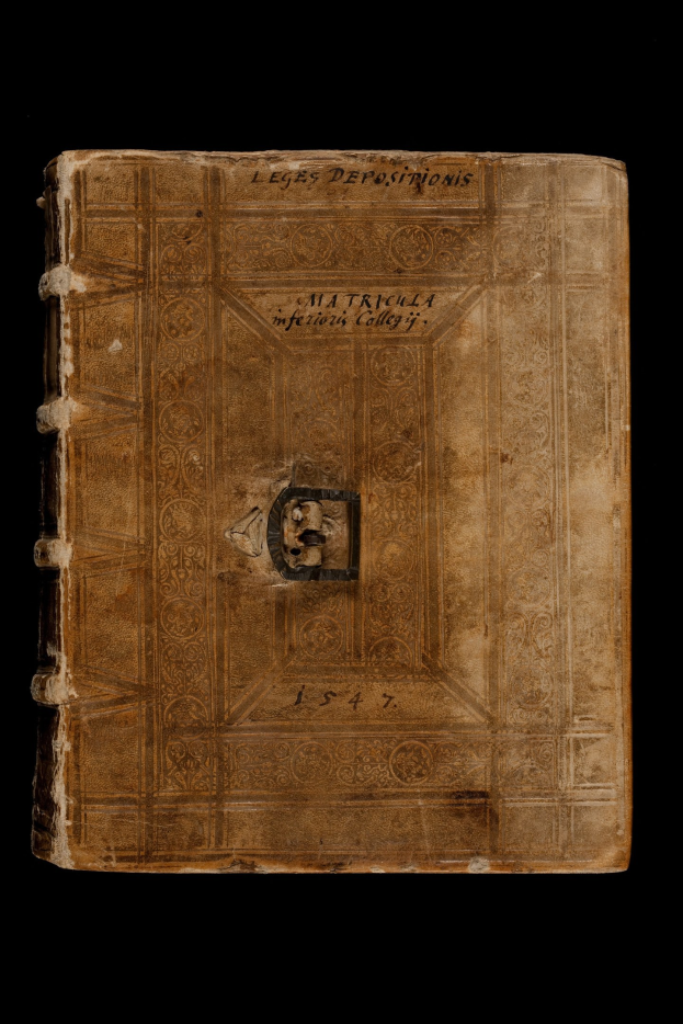 Ein altes Buch mit einem Schloss darauf, offen, um Text auf seinen Seiten zu enthüllen, vor einem dunklen Hintergrund.