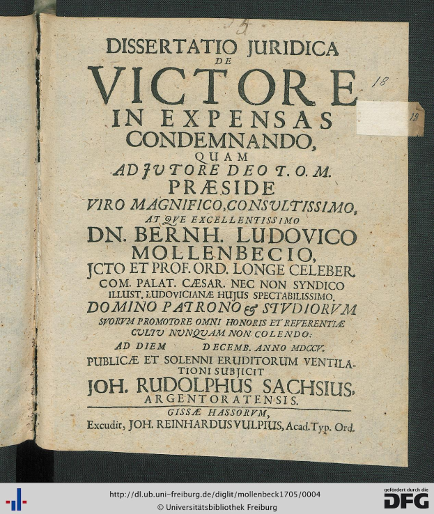 Offenes Buch mit dem Titel "Dissertation Juridica de Victore in Expensas Condemando" mit sichtbaren Textseiten, wahrscheinlich eine Sammlung von juristischen Dokumenten.