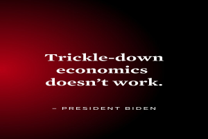 Ein Plakat mit fettem schwarzem Text, der "Trickle-Down Economics Doesn't Work" auf einem weißen Hintergrund zeigt, eingerahmt von einem schmalen schwarzen Rand, begleitet von einem Zitat des Präsidenten Biden.