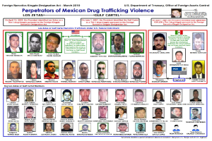 Plakat mit der überschrift "Verbrecher der mexikanischen Drogenhandel Gewalt" mit Bildern von verschiedenen Individuen und fetter schwarzer Schrift auf einem hellblauen Hintergrund.