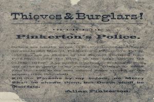 Ein Plakat mit fetter schwarzer Schrift "Diebe & Einbrecher Pinkertons Polizei" auf einem weißen Hintergrund, eingerahmt von einem schmalen schwarzen Rand.