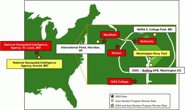 Eine detaillierte Karte der Vereinigten Staaten, die die Standorte der National Geospatial Intelligence Agency hervorhebt, mit fettem, zentriertem Text und geografischen Merkmalen wie Flüssen, Bergen und Städten.