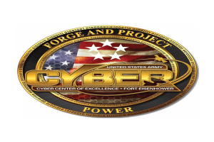 Logo der United States Army Cyber Center of Excellence, Fort Eisenhower, mit einem blauen Kreis mit einem weißen Stern und der Schrift 'Forge and Project Cyber Power' in fetter schwarzer Schrift.