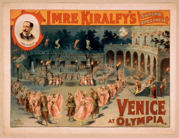 Plakat für Imre Kiralfys Super-Spektakel in Venedig in der Olympia, das kostümierte Künstler vor einem gebogenen und säulengestützten Gebäude mit Laternenmasten und Bäumen im Hintergrund zeigt, einschließlich einer sichtbaren Figur und Text.