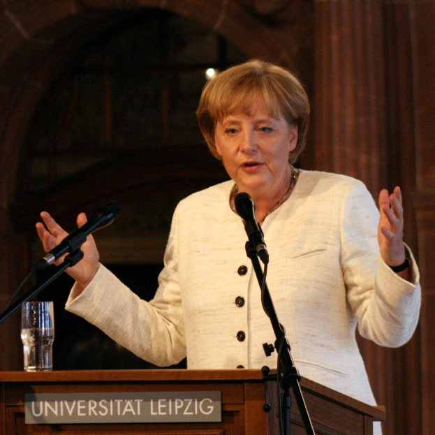 Bundeskanzlerin Angela Merkel hölt eine Rede an einem Pult mit einem Mikrofon und einem Glas Wasser an der Universität Leipzig.