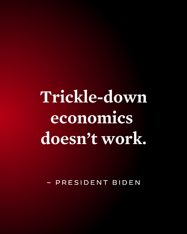Plakat mit fetter schwarzer Schrift "Trickle-Down Economics Works Not" auf einem weißen Hintergrund, eingerahmt von einem dünnen schwarzen Rand, begleitet von einem Zitat des Präsidenten Biden.
