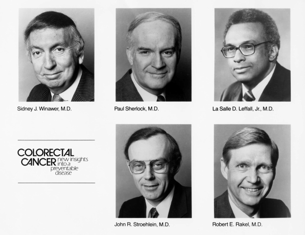 Schwarzes und weißes Foto von sechs Männern in Anzügen und Krawatten, jeder trägt eine Brille, mit dem Text "Darmkrebs: Neue Einblicke in eine vermeidbare Krankheit" darunter.
