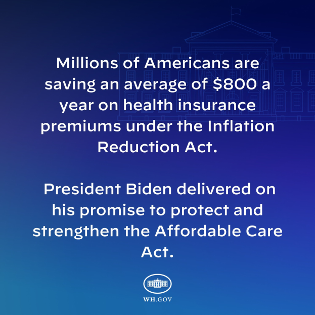 Blauer Hintergrund mit weißer Schrift, die besagt: "Millionen von Amerikanern sparen durchschnittlich 800 Dollar im Jahr an Gesundheitsversicherungsprämien unter dem Inflation Reduction Act" in der Mitte, mit einem Logo.