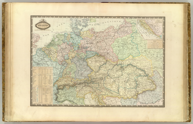 Ein offenes altes Buch, das eine detaillierte historische Landkarte von Deutschlands Provinzen und Städten zeigt.