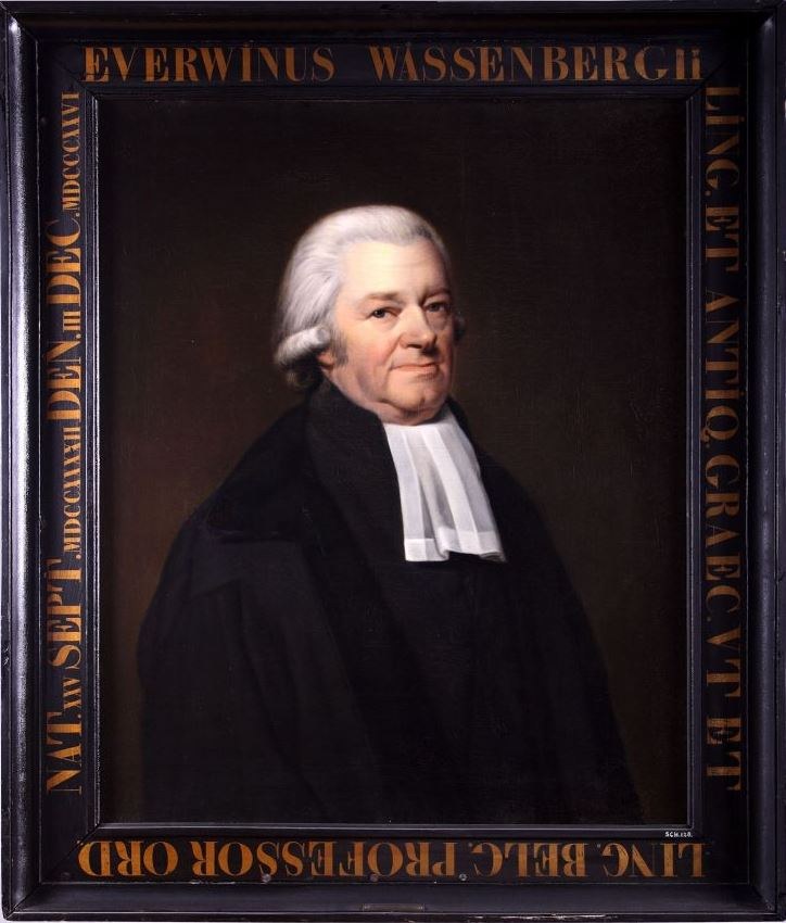 Portrait eines Mannes in einem schwarzen Gewand, das von Text identifiziert wird, der ihn als Anwalt ausweist, der mit gefalteten Händen und ernster Miene sitzt.