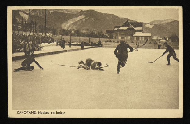 Schwarzes und weißes Foto von Menschen, die Hockey auf einem Eisstadion spielen, mit Gebäuden, Bäumen, Pfählen und Bergen im Hintergrund sowie Text am unteren Rand.