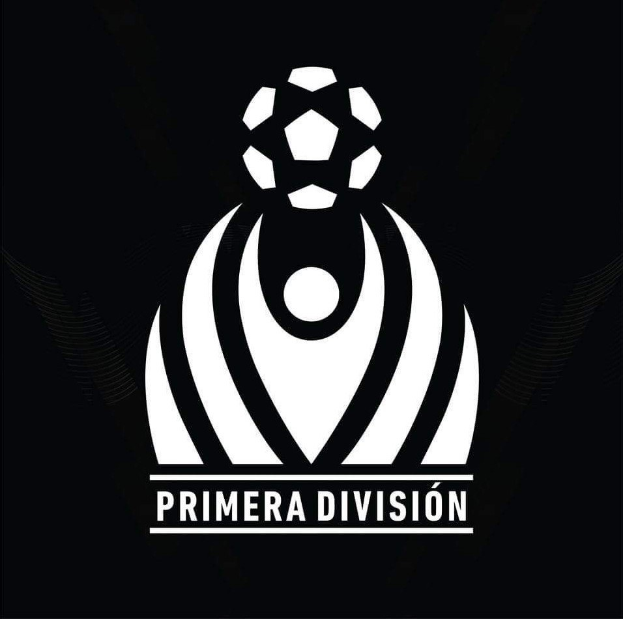 Schwarzes und weißes Primera Division-Logo mit einem Fußball in einem weißen Kreis, mit "Primera Division" in fetter weißer Schrift darüber, auf schwarzem Hintergrund.