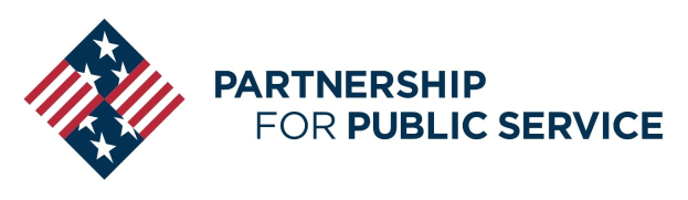 Ein Logo mit den Worten "Partnership for Public Service" in fetter, schwarzer Schrift auf weißem Hintergrund, mit einem blauen Kreis mit einem weißen Stern in der Mitte, umgeben von einem weißen Rand, und einem blauen und weißen Banner mit demselben Text.