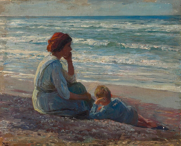 Eine Mutter in einem hellen Kleid und ein junger Junge sitzen am Strand bei Sonnenuntergang und schauen auf den Horizont, während die Wellen an den Strand rollen, mit einem Himmel in warmen Orangen-, Pink- und Purpur-Tönen.