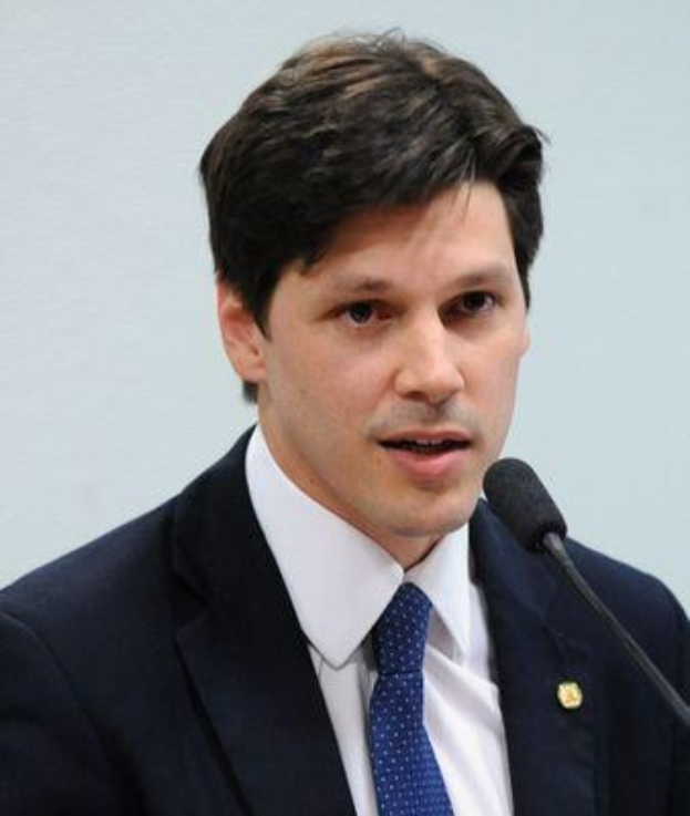 Mann im Anzug und Krawatte spricht in ein Mikrofon an einem Rednerpult, wahrscheinlich zu einer Regierung genehmigten Gesetzesentwurf zur Internetverbots.