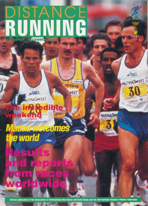 Ein Magazin-Cover mit der Aufschrift "Langstreckenlauf", das eine Gruppe von Läufern bei einem Marathon zeigt, darunter einige mit bunten Schuhen und andere in Shorts und T-Shirts vor einem hellblauen Himmel mit weißen Wolken.