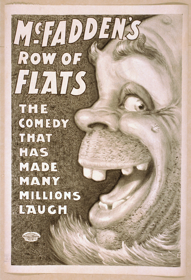 Plakat einer lachenden Person mit wildem Haar, breitem Grinsen und weit aufgerissenen Augen vor einem hellgelben Hintergrund, mit der Aufschrift "McFadden's Row of Flats: The Comedy That Has Made Many Millions Laugh."