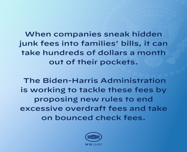 Ein Plakat mit Text und einem Logo, das 'Wenn Unternehmen versteckte Gebühren in Familienrechnungen unterschieben, können sie Hunderte von Dollar pro Monat aus ihren Taschen ziehen.'