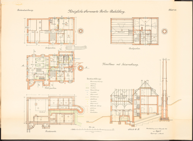 Altes Buch mit detaillierten Architekturplänen und Text, zeigt eine Zeichnung des ursprünglichen Plans für die Königlich Hermwerk Berlin-Baklberg.