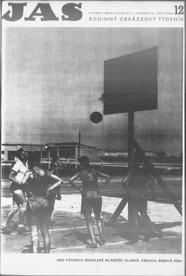 Schwarzes und weißes Foto einer Gruppe, die Basketball auf einem Platz mit einem Netz und einem Gebäude im Hintergrund spielt, aus Jas Magazine, Vol 12, No 12, 1955.