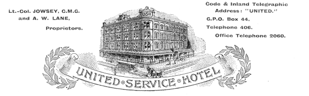 Schwarzes und weiße Zeichnung eines Hotels mit der Aufschrift "United Service Hotel" und einem große Eingang, mehreren Fenstern und einem dekorativen Rahmen.