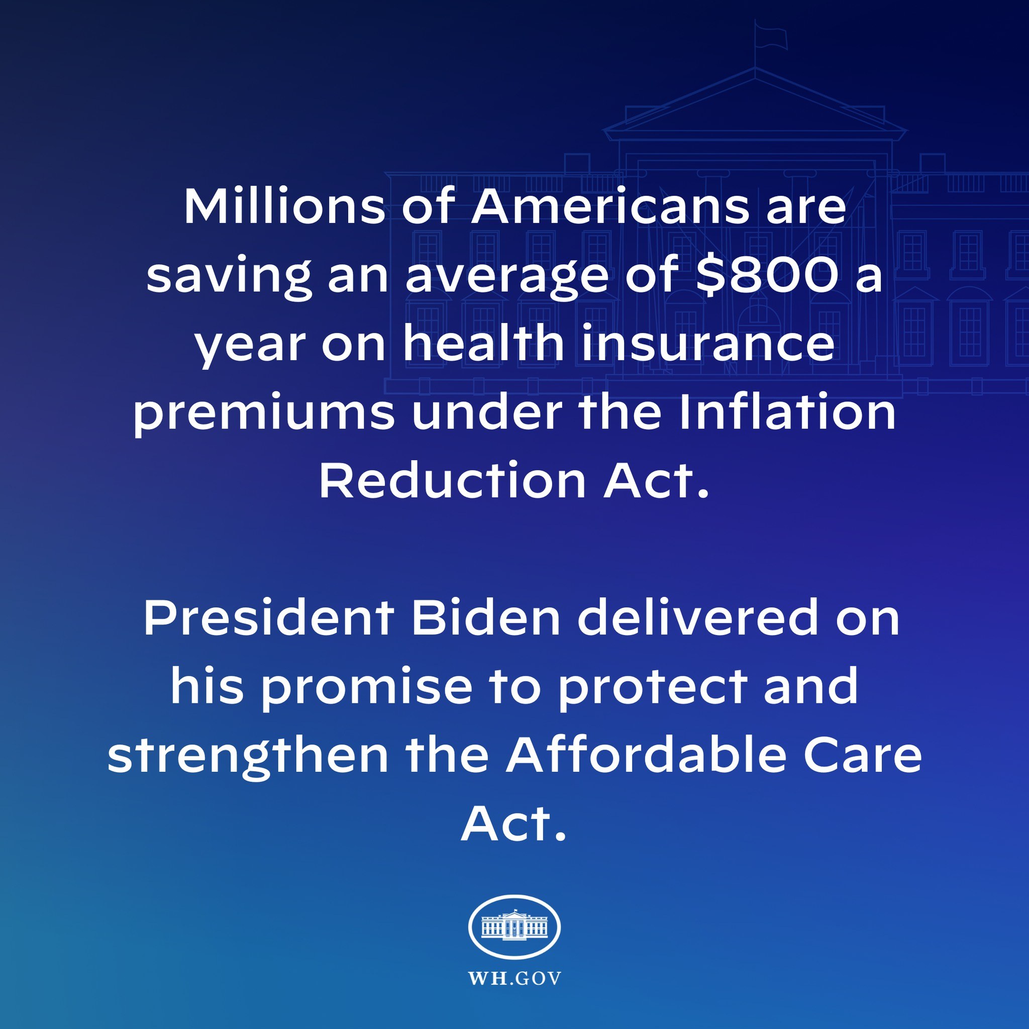 Blauer Hintergrund mit weißer Schrift, die besagt: "Millionen von Amerikanern sparen durchschnittlich 800 Dollar im Jahr bei den Krankenversicherungsbeiträgen thanks to the Inflation Reduction Act" in der Mitte, mit einem Logo.
