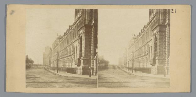Schwarzes und weißes Foto einer Stadtstraße mit Gebäuden, Straßenlaternen, Straßenlaternen, Bäumen und einem Himmel als Hintergrund, mit dem Text "New York Public Library, New York City" unten.