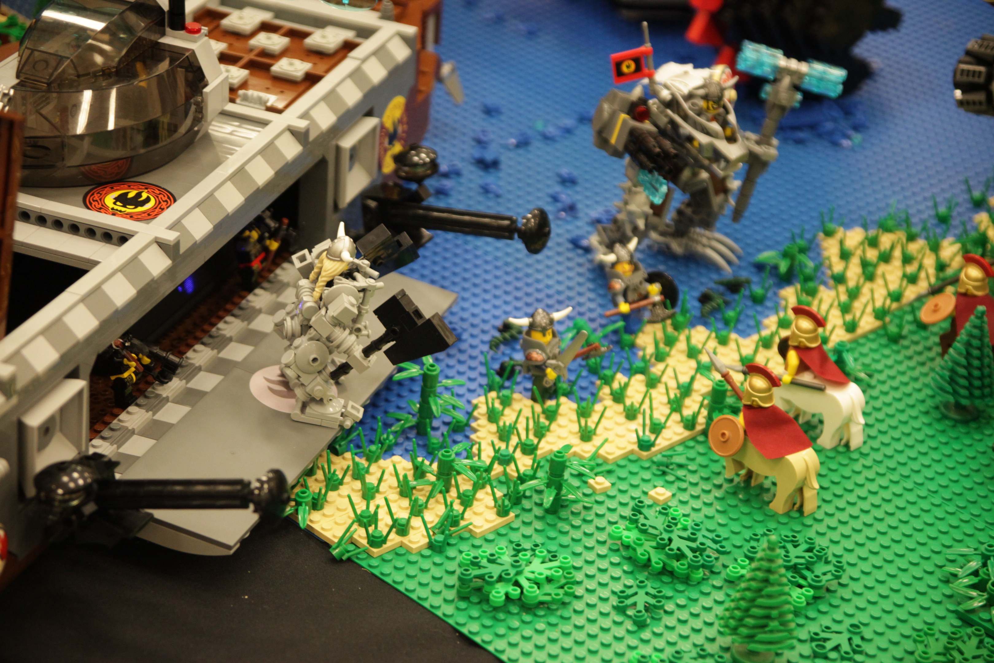 Ein Lego-Schlossmodell voller verschiedener Lego-Teile, Spielzeuge, Pflanzen und Gegenstände.