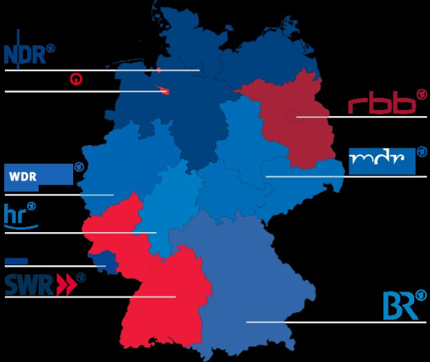 Eine Deutschlandkarte mit in Rot und Blau hervorgehobenen Bundesländern, um die Ergebnisse der Wahl 2016 zu zeigen, einschließlich der Namen der Kandidaten und des Wahldatums.