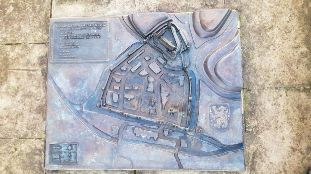 Metallplatte im Boden mit Stadtplan und Inschrift