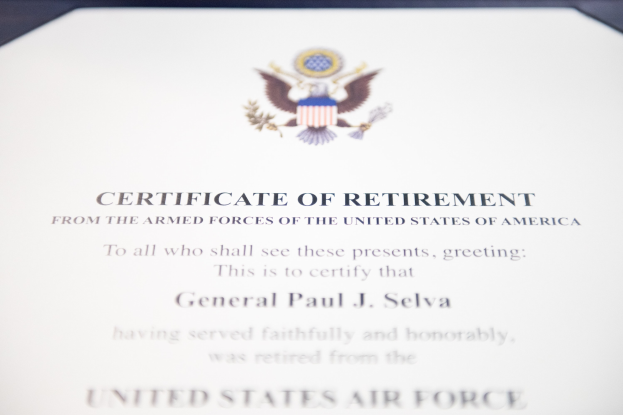 Rahmenurkunde der United States Air Force mit blauer Einfassung, die ein Schild-Logo mit einem zentralen Stern, einem Lorbeerkranz und einer schwarzen 'Retirement'-Beschriftung zeigt.