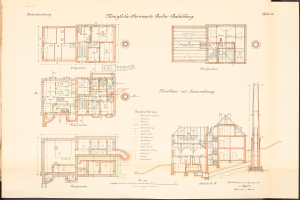 Ein altes Buch mit einer Zeichnung des Königlichen Hermwerk Berlin-Baklberg, das detaillierte Pläne und Texte zum Gebäudeaufbau zeigt.