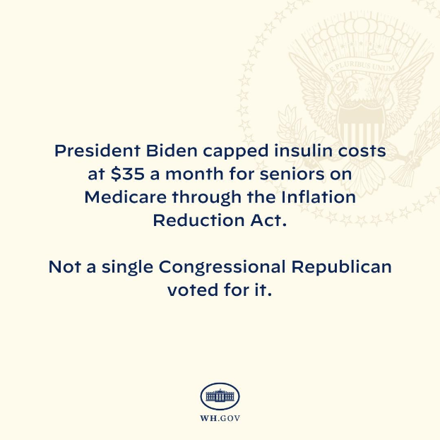 Plakat mit dem Text "Präsident Biden beschränkt Insulinkosten auf 35 Dollar pro Monat für Senioren mit Medicare durch das Inflation Reduction Act" und einem Logo.