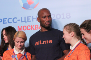 Gruppe von Menschen in Medaillen auf einer Bühne mit einem 2018 FIFA WM Russland Banner im Hintergrund.