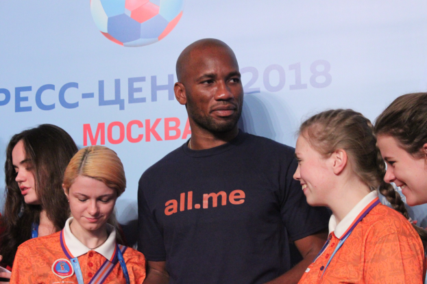 Gruppe von Menschen in Medaillen auf einer Bühne mit einem 2018 FIFA WM Russland Banner im Hintergrund.