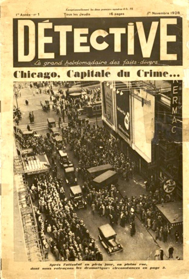 Alte Zeitung mit Schlagzeile "Detective, Chicago, Capital du Crime" mit einem Schwarz-Weiß-Foto einer belebten Straßenszene mit Menschen, Fahrzeugen und Gebäuden.
