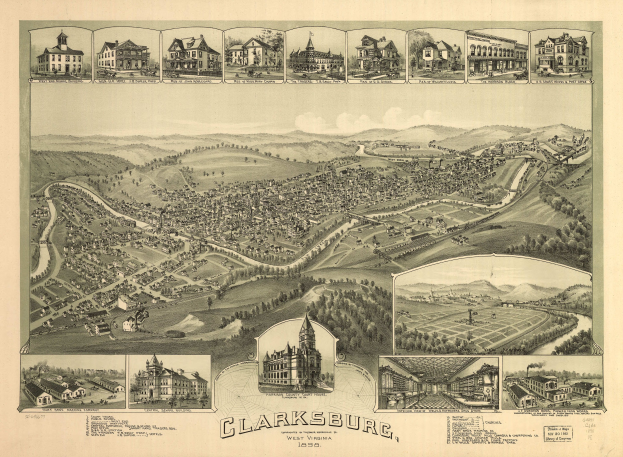 Ein alter Stadtplan von Clarksburg, Virginia, der Gebäude, Bäume, Hügel und den Himmel zeigt, mit Text unten.